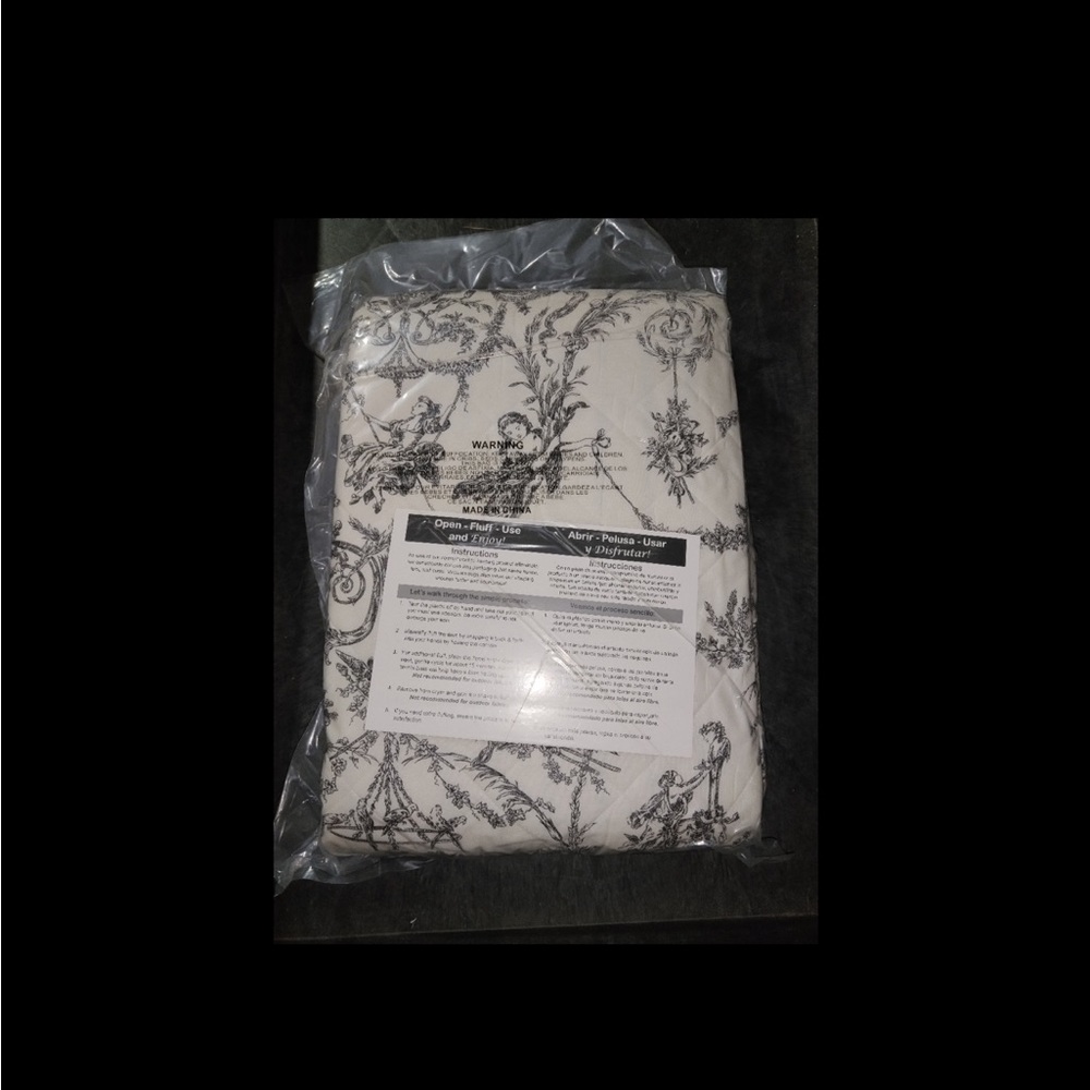 Classic Black and White Toile queen size Quilt - no shams - Picture 4 of 10